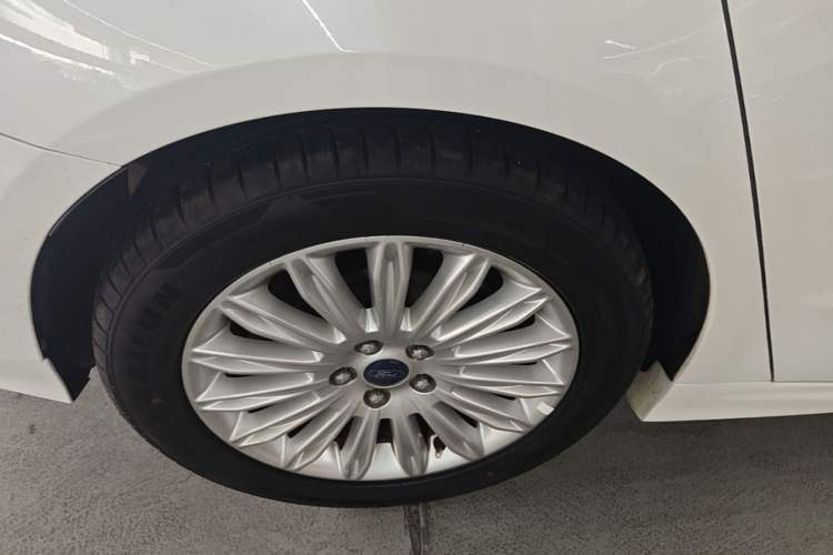 Used Ford Mondeo 2013 2.0L GTDi 200 Luxury Model Right Rear Wheel Hub