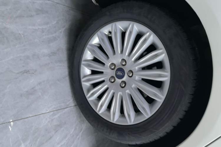 Used Ford Mondeo 2013 2.0L GTDi 200 Fashion Edition Right Rear Wheel Hub