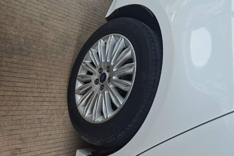Used Ford Mondeo 2013 2.0L GTDi 200 Fashion Edition Right Rear Wheel Hub