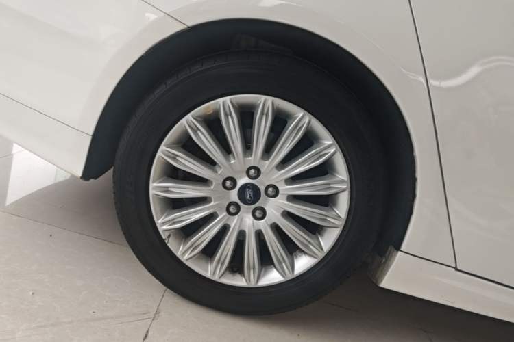Used Ford Mondeo 2013 2.0L GTDi 200 Fashion Edition Right Rear Wheel Hub