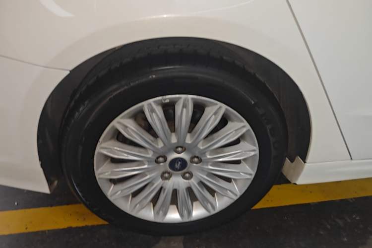 Used Ford Mondeo 2013 2.0L GTDi 200 Luxury Model Right Rear Wheel Hub