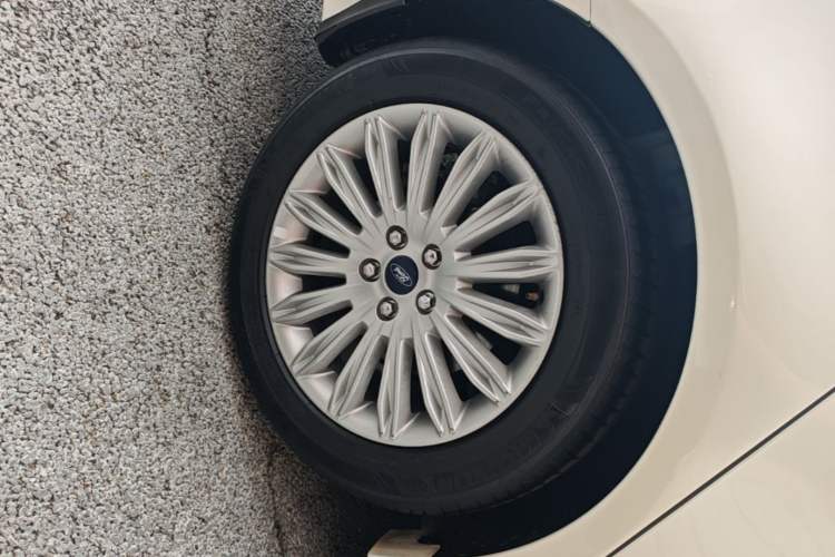 Used Ford Mondeo 2013 2.0L GTDi 200 Luxury Model Right Rear Wheel Hub