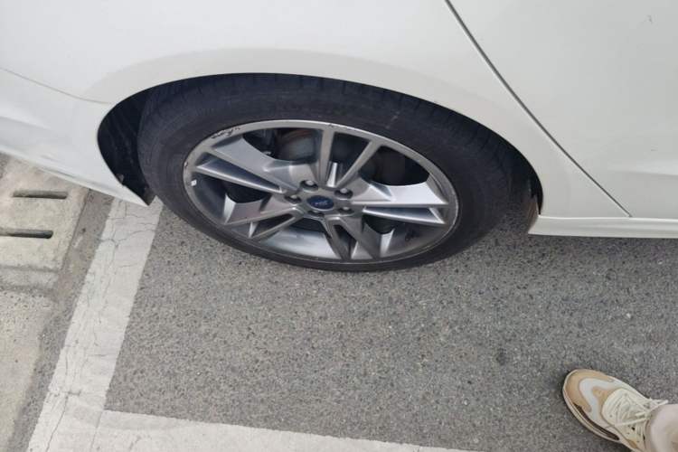 Used Ford Mondeo 2013 2.0L GTDi240 Luxury Sport Model Right Rear Wheel Hub