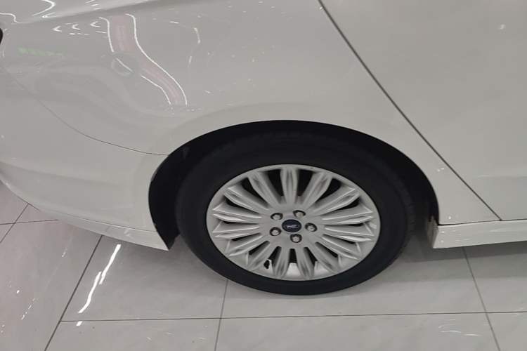 Used Ford Mondeo 2013 2.0L GTDi 200 Luxury Model Right Rear Wheel Hub