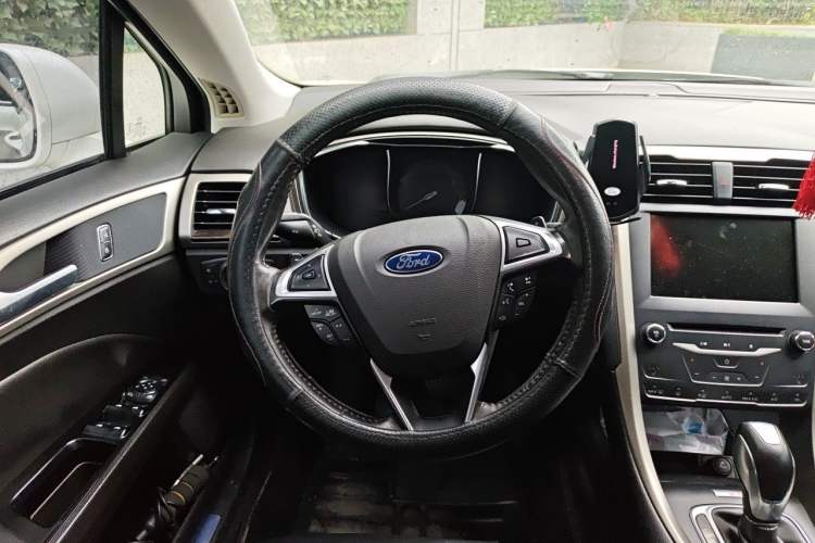 Used Ford Mondeo 2013 2.0L GTDi 200 Luxury Model Steering Wheel