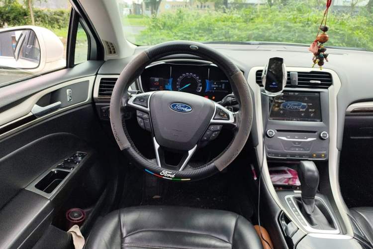 Used Ford Mondeo 2013 2.0L GTDi 200 Luxury Model Steering Wheel