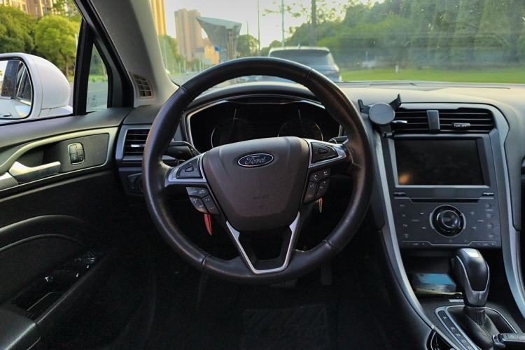 Used Ford Mondeo 2013 2.0L GTDi240 Luxury Sport Model Steering Wheel