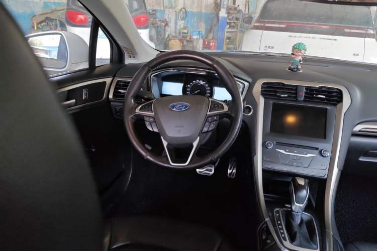Used Ford Mondeo 2013 2.0L GTDi 200 Luxury Model Steering Wheel