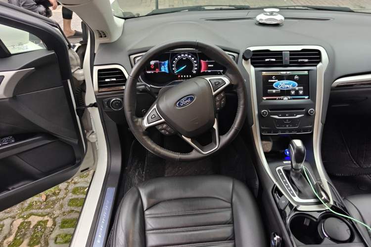 Used Ford Mondeo 2013 2.0L GTDi 200 Luxury Model Steering Wheel