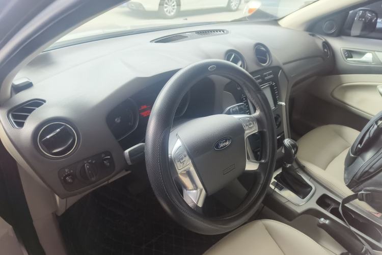 Used Ford Mondeo 2013 2.3L Fashion Edition Center Console