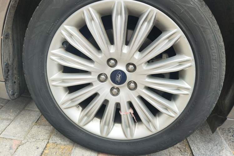 Used Ford Mondeo 2013 2.0L GTDi 200 Luxury Model Right Front Wheel Hub