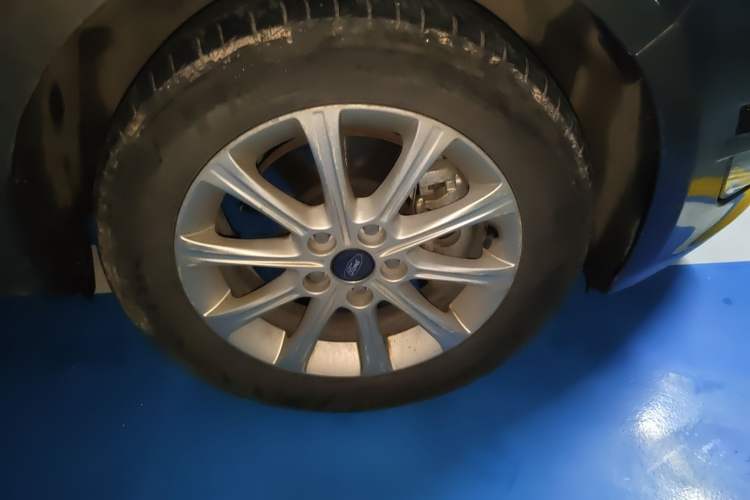 Used Ford Mondeo 2013 2.3L Fashion Edition Right Front Wheel Hub