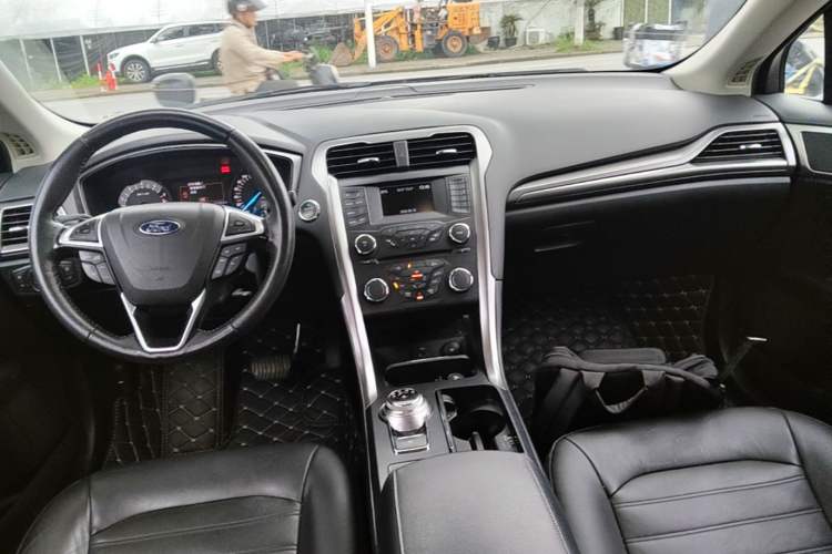 Used Ford Mondeo 2017 EcoBoost 180 Stylish Model Center Console