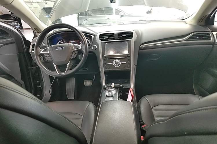 Used Ford Mondeo 2017 EcoBoost 180 Stylish Model Center Console
