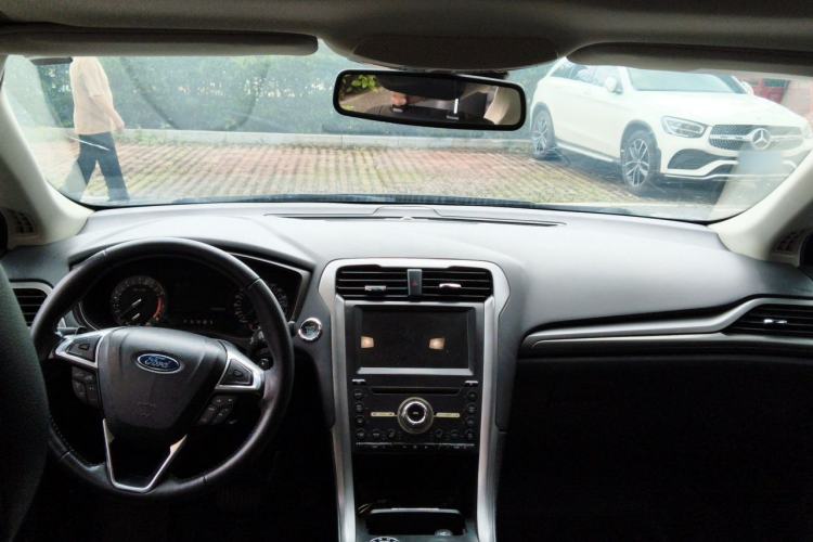 Used Ford Mondeo 2017 EcoBoost 180 Stylish Model Center Console