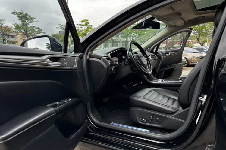 Used Ford Mondeo 2017 EcoBoost 180 Stylish Model Interior 6