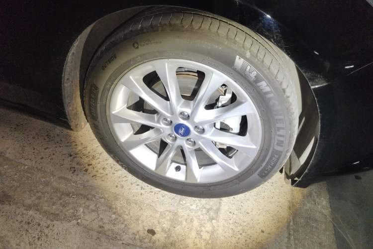 Used Ford Mondeo 2017 EcoBoost 200 Luxury Model Right Front Wheel Hub