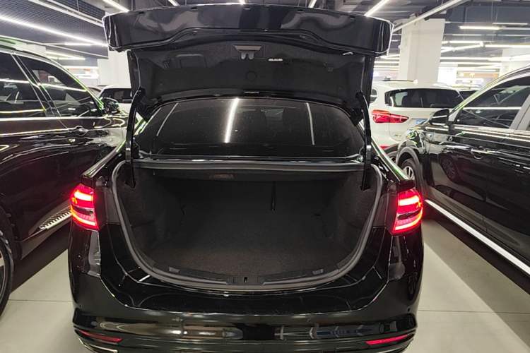 Used Ford Mondeo 2017 EcoBoost 180 Luxury Model Trunk
