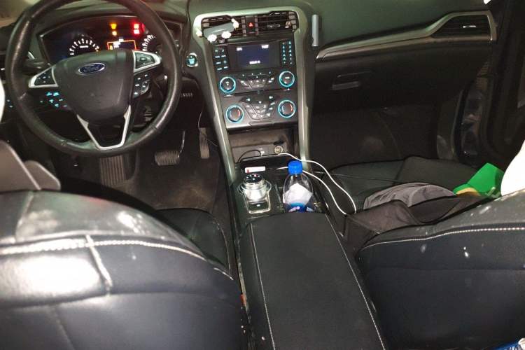 Used Ford Mondeo 2017 EcoBoost 180 Stylish Model Center Console