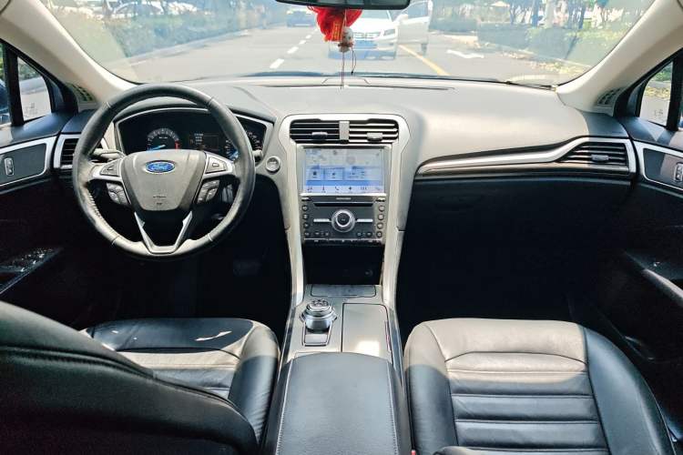 Used Ford Mondeo 2017 EcoBoost 180 Stylish Model Center Console