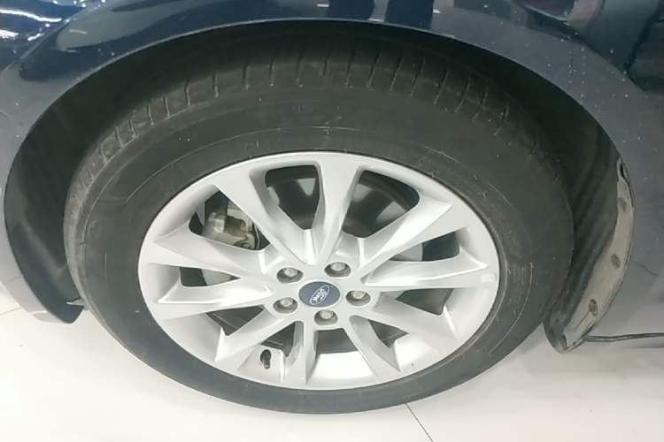 Used Ford Mondeo 2017 EcoBoost 180 Stylish Model Left Front Wheel Hub