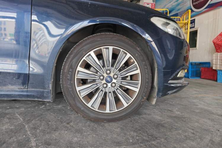 Used Ford Mondeo 2017 EcoBoost 200 Luxury Model Right Front Wheel Hub