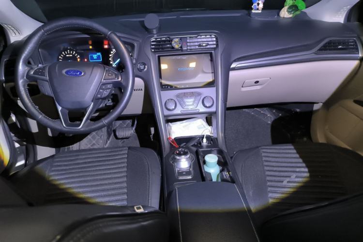 Used Ford Mondeo 2017 EcoBoost 180 Comfort Model Center Console