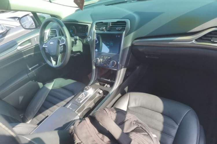 Used Ford Mondeo 2017 EcoBoost 200 Stylish Model Center Console