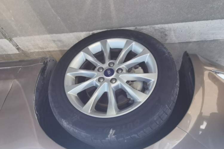 Used Ford Mondeo 2017 EcoBoost 200 Stylish Model Left Front Wheel Hub