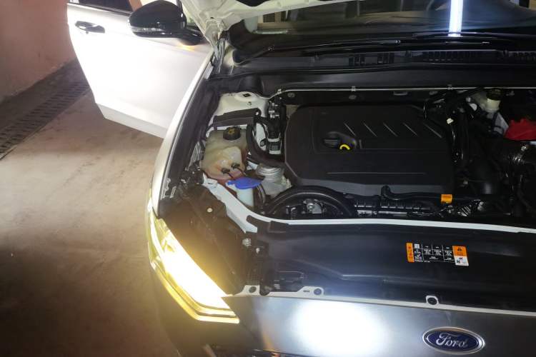 Used Ford Mondeo 2017 EcoBoost 180 Stylish Model Engine Bay Right