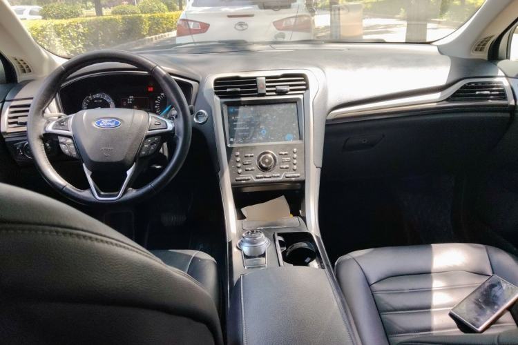 Used Ford Mondeo 2017 EcoBoost 180 Stylish Model Center Console
