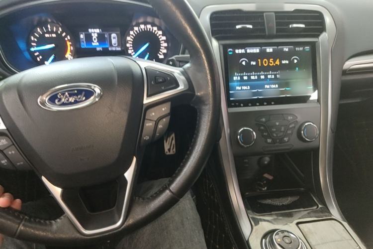 Used Ford Mondeo 2017 EcoBoost 180 Stylish Model Center Console