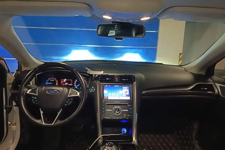 Used Ford Mondeo 2017 EcoBoost 180 Stylish Model Center Console