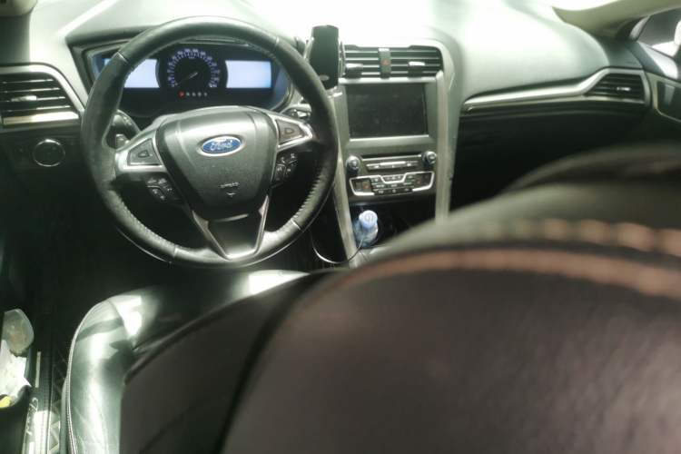 Used Ford Mondeo 2017 EcoBoost 180 Luxury Model Center Console