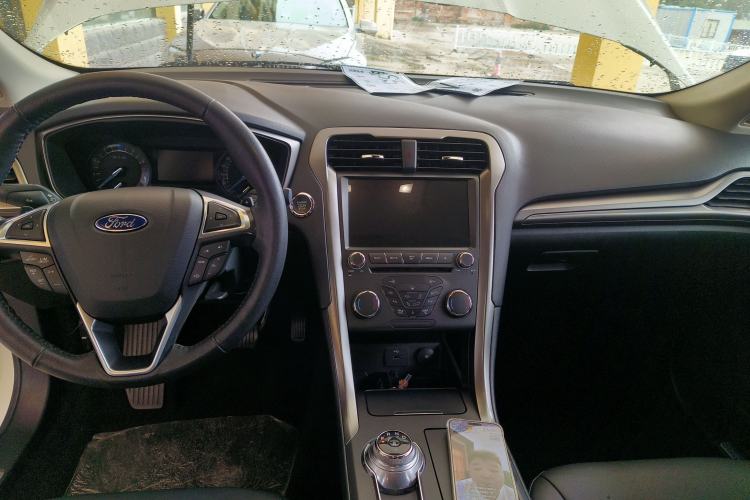 Used Ford Mondeo 2017 EcoBoost 180 Stylish Model Center Console