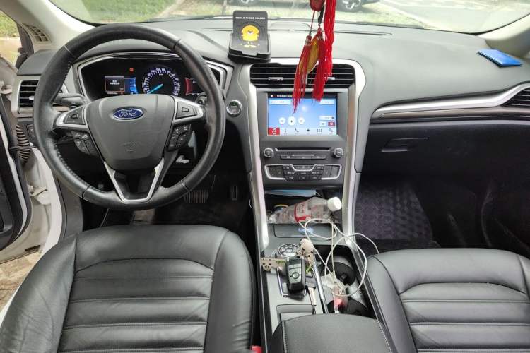 Used Ford Mondeo 2017 EcoBoost 180 Luxury Model Center Console
