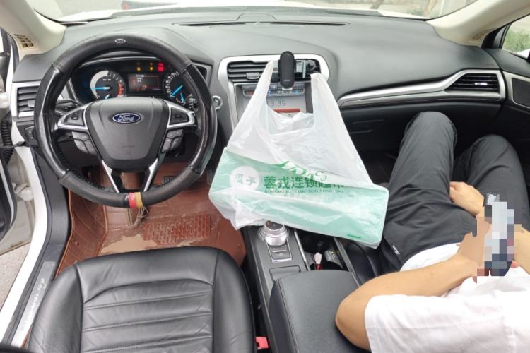 Used Ford Mondeo 2017 EcoBoost 180 Stylish Model Center Console