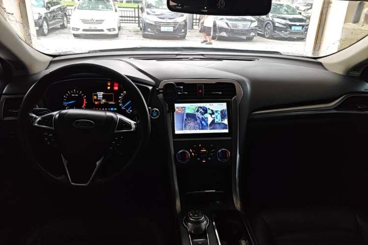 Used Ford Mondeo 2017 EcoBoost 180 Stylish Model Center Console