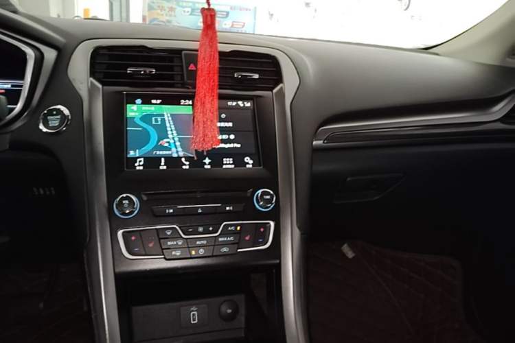 Used Ford Mondeo 2017 EcoBoost 180 Luxury Model Center Console