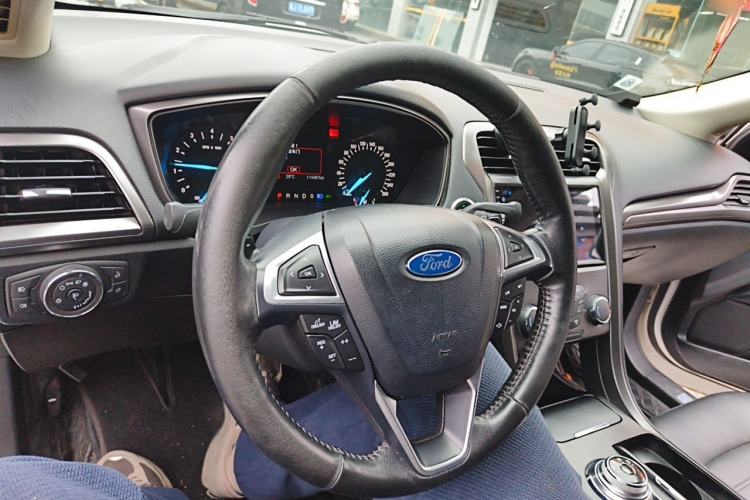 Used Ford Mondeo 2017 EcoBoost 180 Stylish Model Center Console