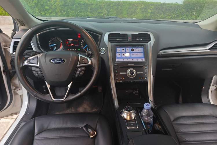 Used Ford Mondeo 2017 EcoBoost 180 Stylish Model Center Console