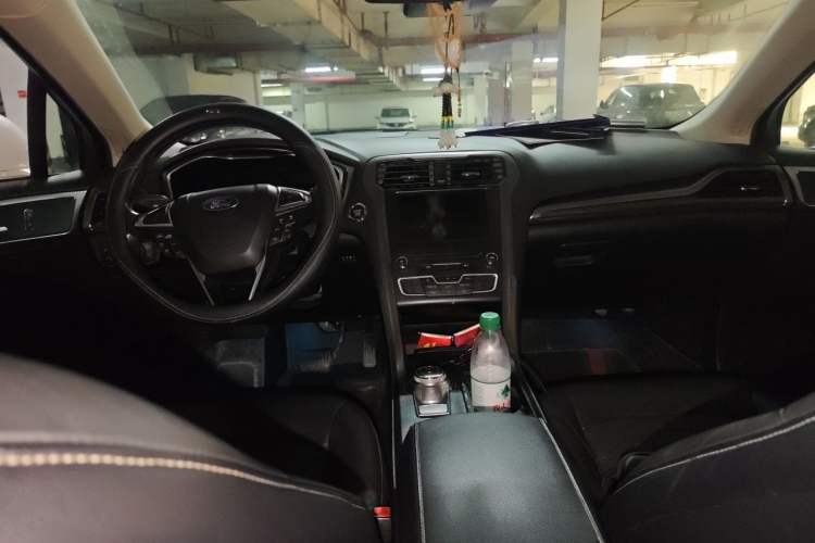 Used Ford Mondeo 2017 EcoBoost 200 Luxury Model Center Console