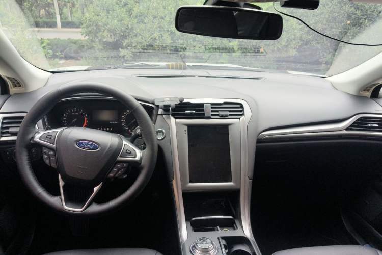 Used Ford Mondeo 2017 EcoBoost 180 Stylish Model Center Console