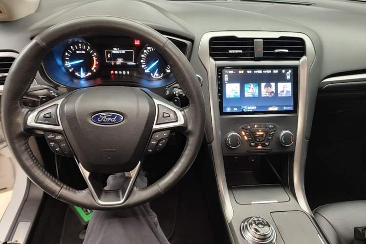 Used Ford Mondeo 2017 EcoBoost 180 Stylish Model Center Console