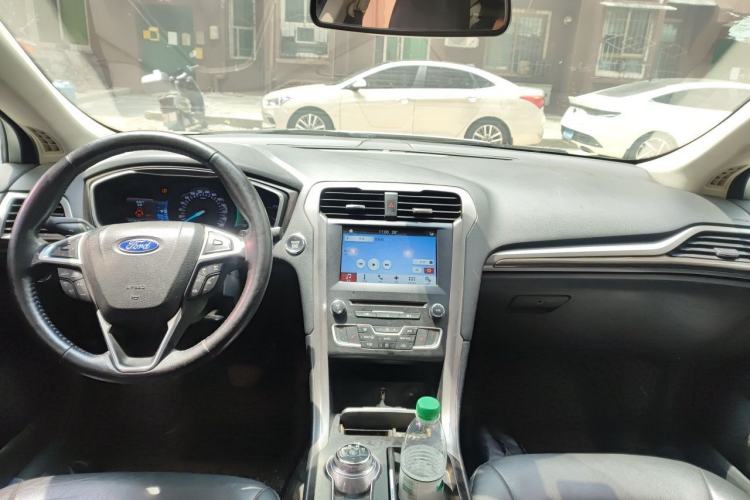 Used Ford Mondeo 2017 EcoBoost 180 Luxury Model Center Console