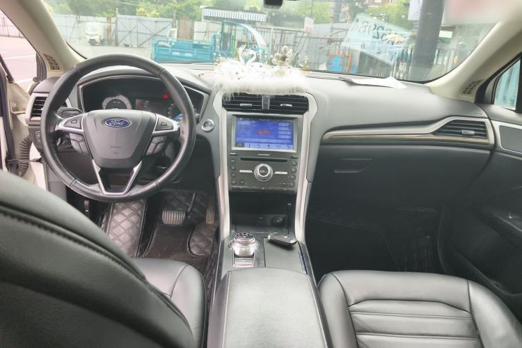 Used Ford Mondeo 2017 EcoBoost 180 Stylish Model Center Console