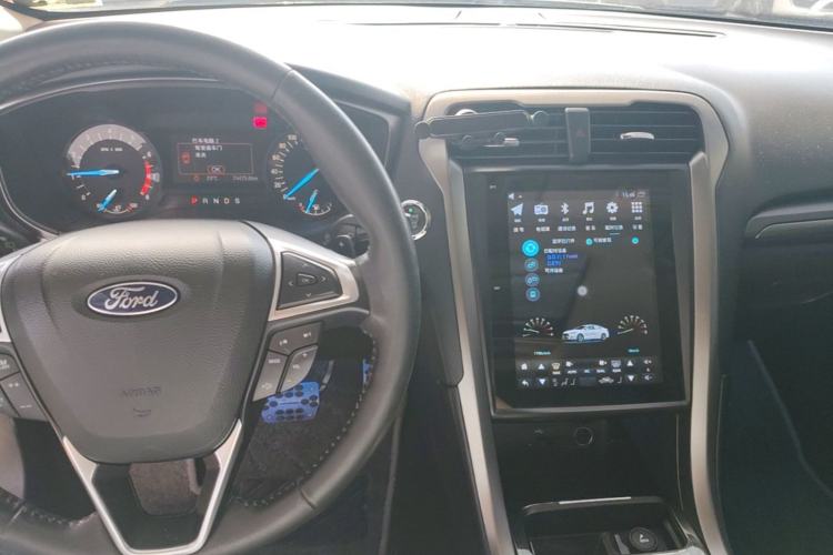 Used Ford Mondeo 2017 EcoBoost 180 Stylish Model Center Console