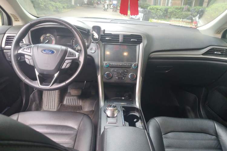 Used Ford Mondeo 2017 EcoBoost 180 Stylish Model Center Console