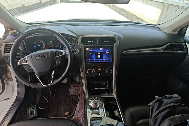 Used Ford Mondeo 2017 EcoBoost 180 Stylish Model Center Console