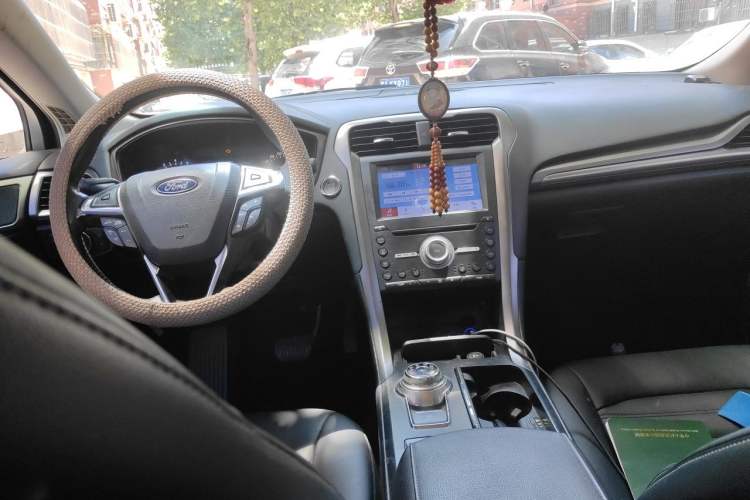 Used Ford Mondeo 2017 EcoBoost 180 Stylish Model Center Console